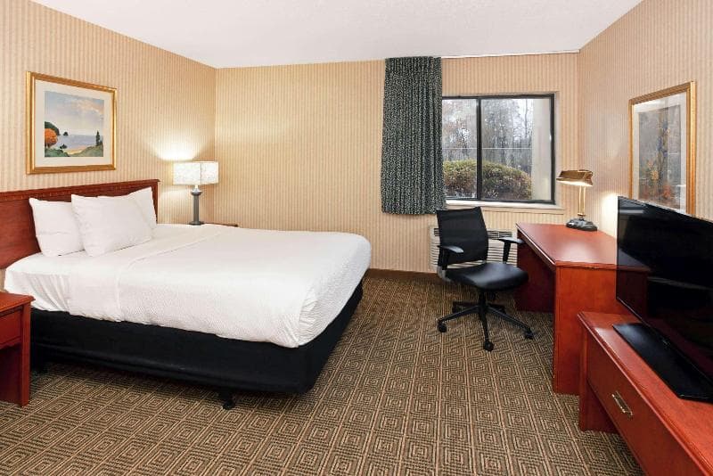 La Quinta Inn & Suites by Wyndham Stevens Point 4