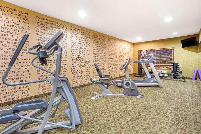 La Quinta Inn & Suites by Wyndham Dickinson photo 1