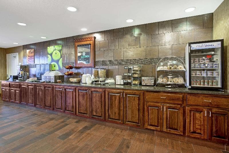 La Quinta Inn & Suites by Wyndham Dickinson 3