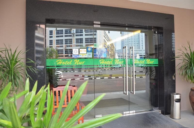 Oyo 985 Hotel Nur 4