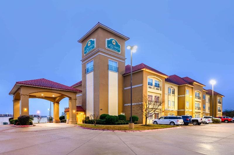 La Quinta Inn & Suites by Wyndham Longview North 2