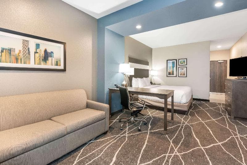 La Quinta Inn and Suites by Wyndham Houston Spring South 5
