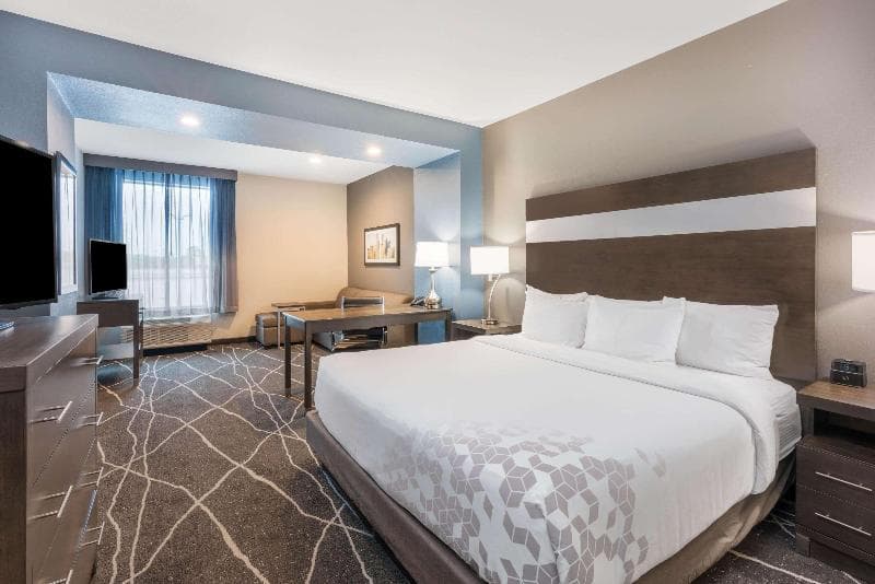 La Quinta Inn and Suites by Wyndham Houston Spring South 4