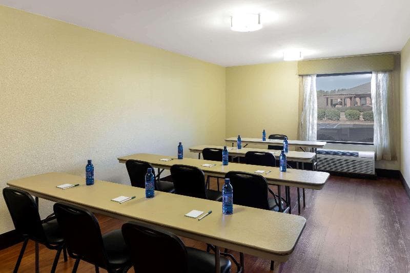 La Quinta Inn & Suites by Wyndham LaGrange / I-85 photo 1
