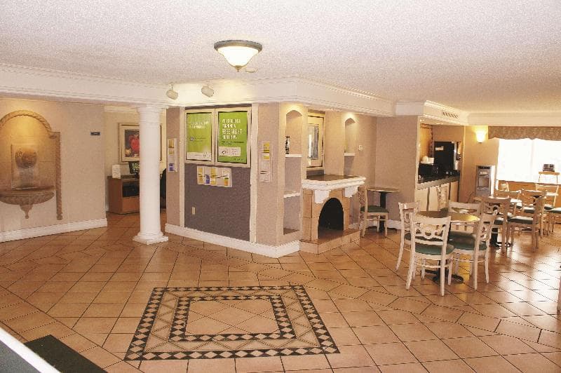 La Quinta Inn by Wyndham Kansas City Lenexa 5