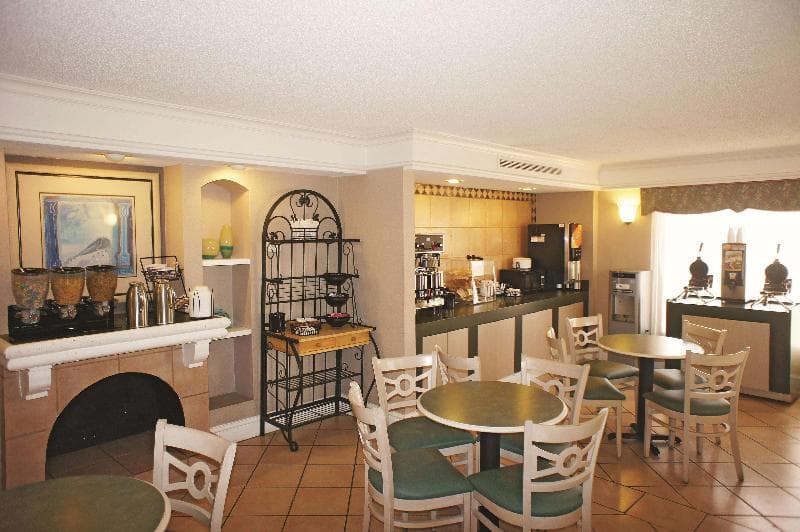 La Quinta Inn by Wyndham Kansas City Lenexa 3