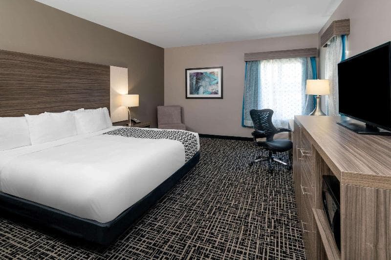 La Quinta Inn & Suites by Wyndham Forsyth 5