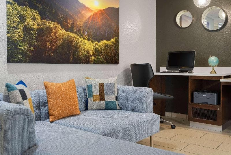 La Quinta Inn & Suites by Wyndham Knoxville Airport main