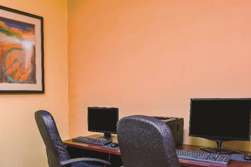 La Quinta Inn & Suites by Wyndham Atlanta-Union City photo 1