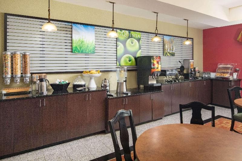 La Quinta Inn & Suites by Wyndham Atlanta-Union City 3