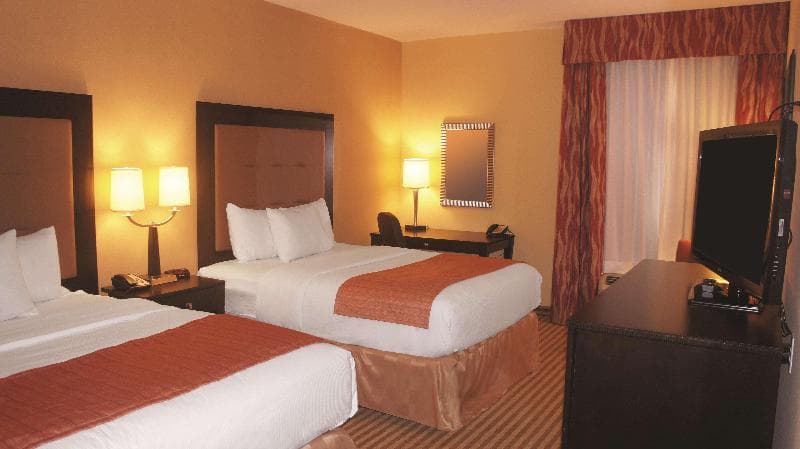 La Quinta Inn & Suites by Wyndham Atlanta-Union City 5