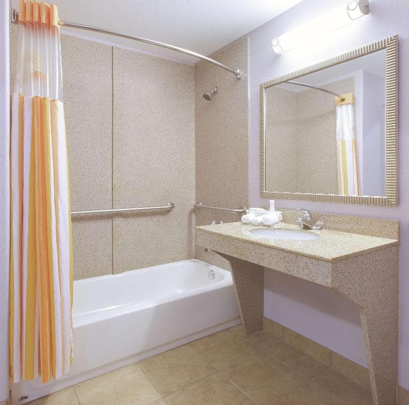La Quinta Inn & Suites by Wyndham Corsicana 5