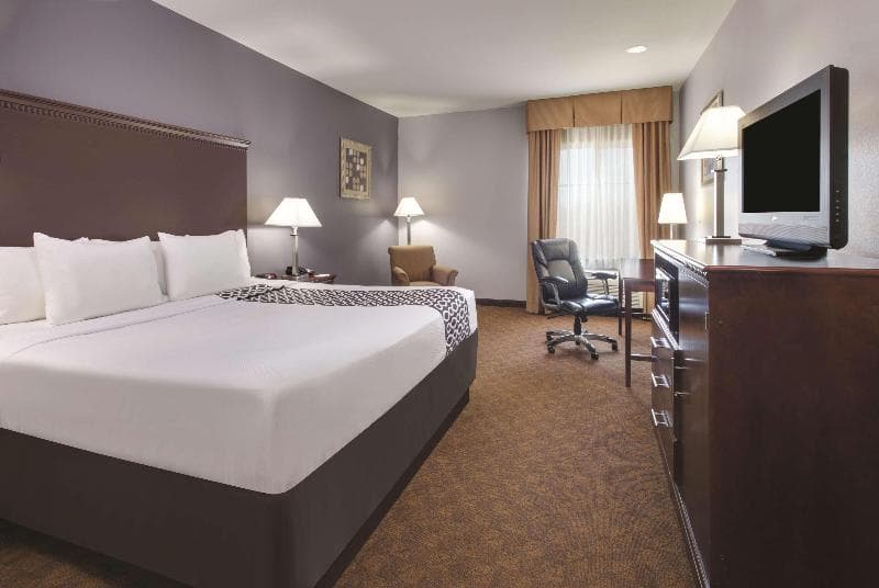 La Quinta Inn & Suites by Wyndham Corsicana 4
