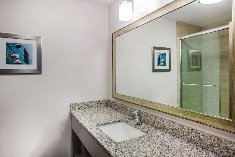 La Quinta Inn & Suites by Wyndham St. Paul-Woodbury 4