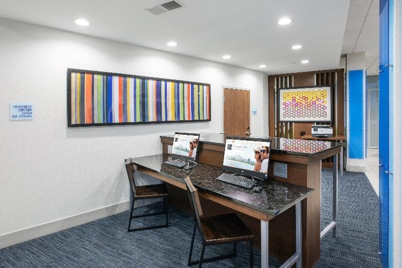 Holiday Inn Express & Suites Purcell photo 1