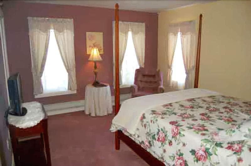 The Pines Inn - Lake Placid 3