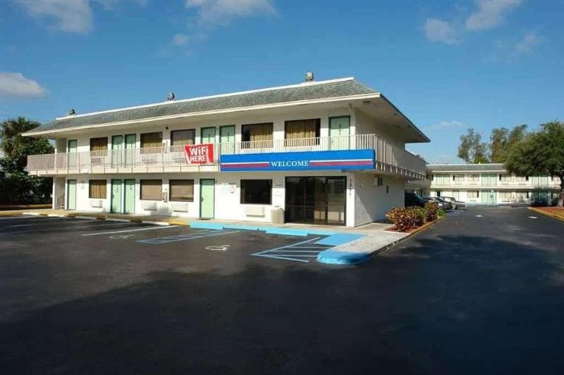 Travelodge By Wyndham Pompano Beach 4