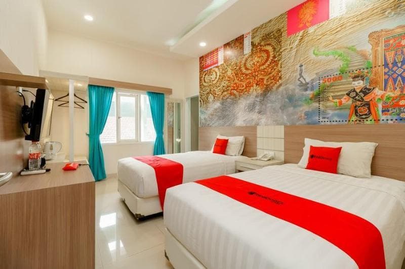 Reddoorz Plus @ Point Phila Cihampelas main