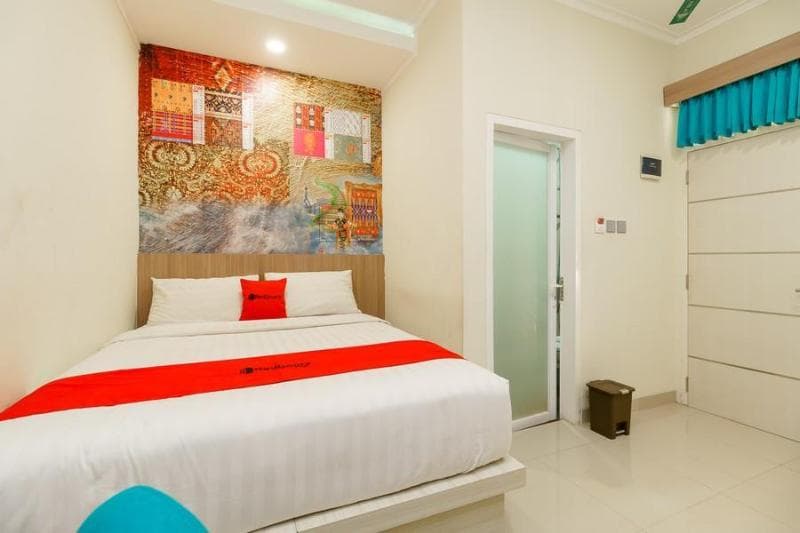Reddoorz Plus @ Point Phila Cihampelas photo 1