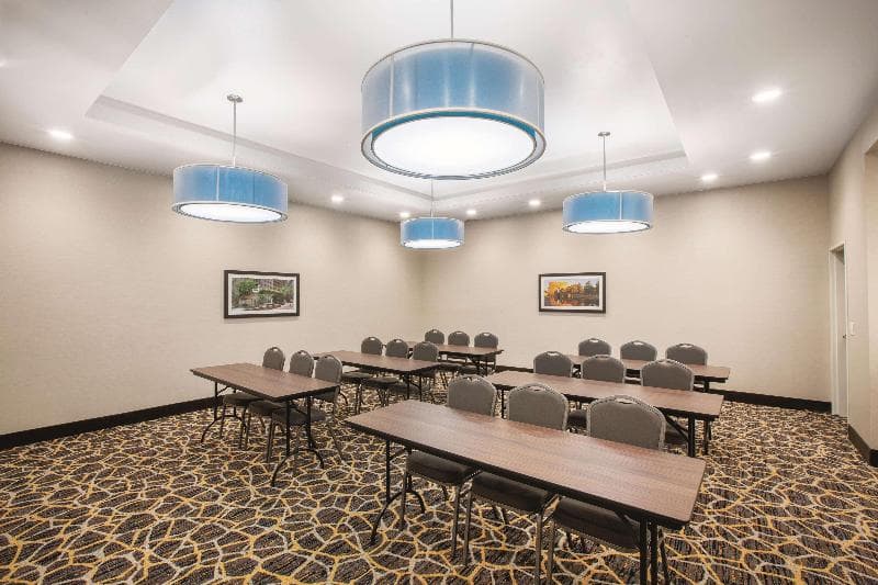 La Quinta Inn & Suites by Wyndham Tulsa Broken Arrow photo 1