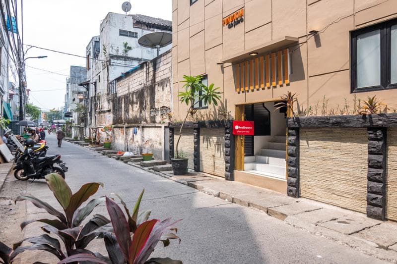 Reddoorz Plus Near Hayam Wuruk 2 4