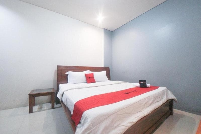 Reddoorz Plus Near Green Pramuka Square Mall 2