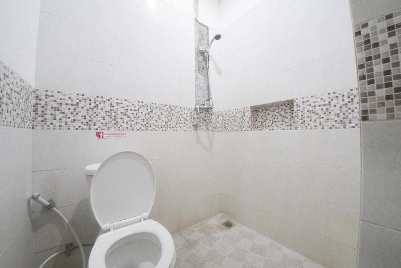Reddoorz Plus Near Green Pramuka Square Mall 3