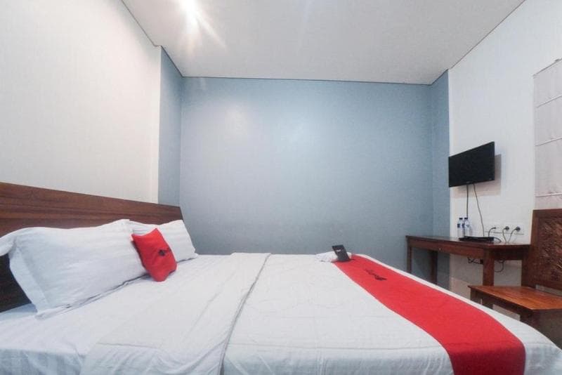 Reddoorz Plus Near Green Pramuka Square Mall 4