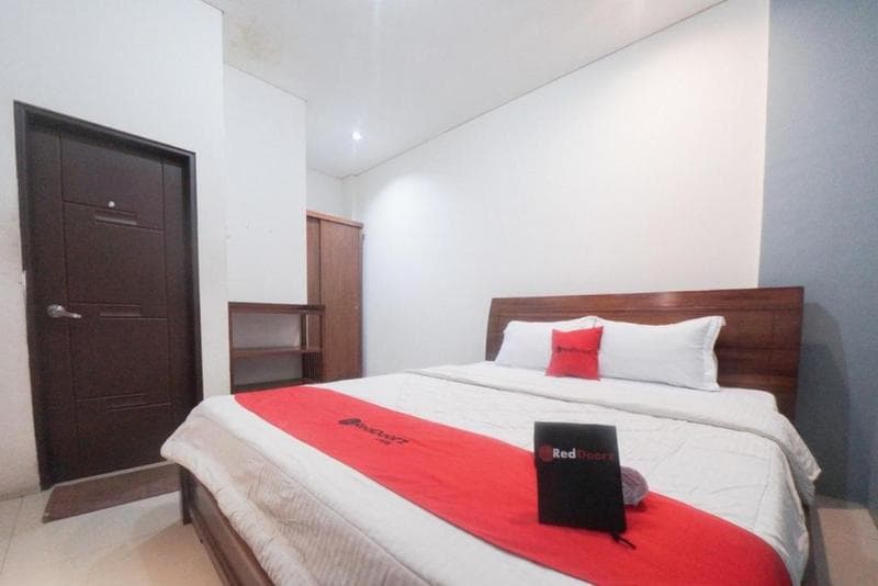 Reddoorz Plus Near Green Pramuka Square Mall 5