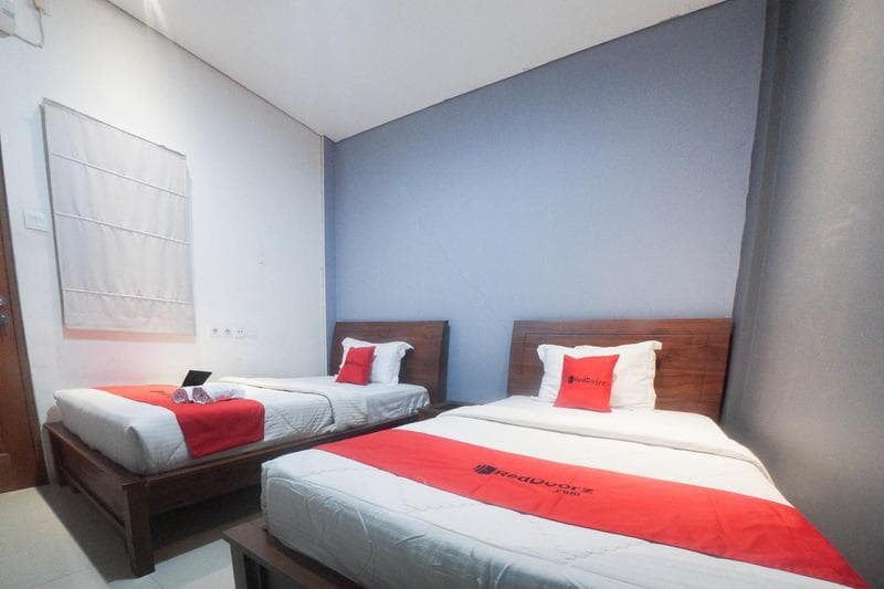 Reddoorz Plus Near Green Pramuka Square Mall photo 1
