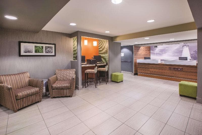 La Quinta Inn & Suites by Wyndham Erie 5