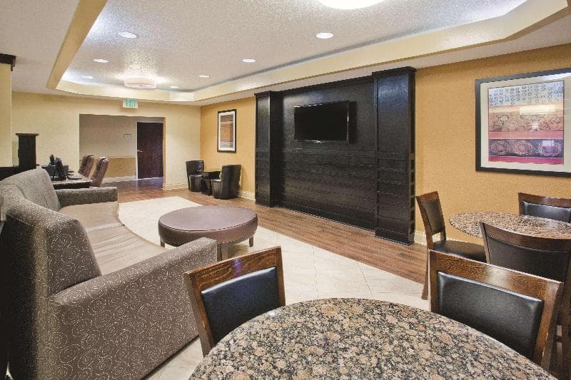 La Quinta Inn & Suites by Wyndham Hot Springs 5
