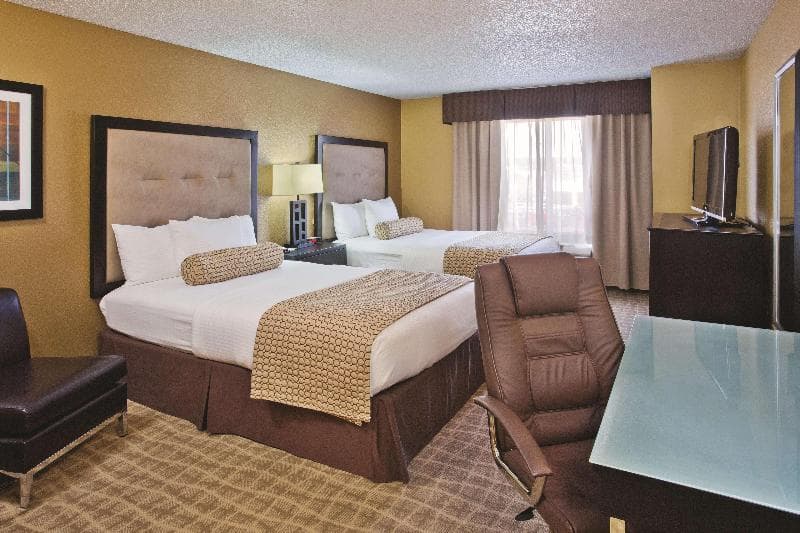 La Quinta Inn & Suites by Wyndham Hot Springs 3