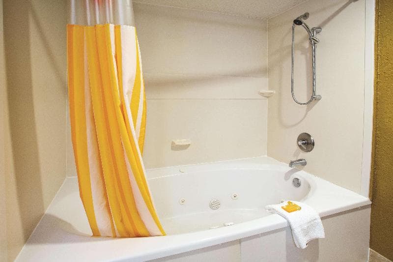 La Quinta Inn & Suites by Wyndham Hot Springs 4