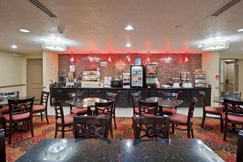 La Quinta Inn & Suites by Wyndham Salina 3