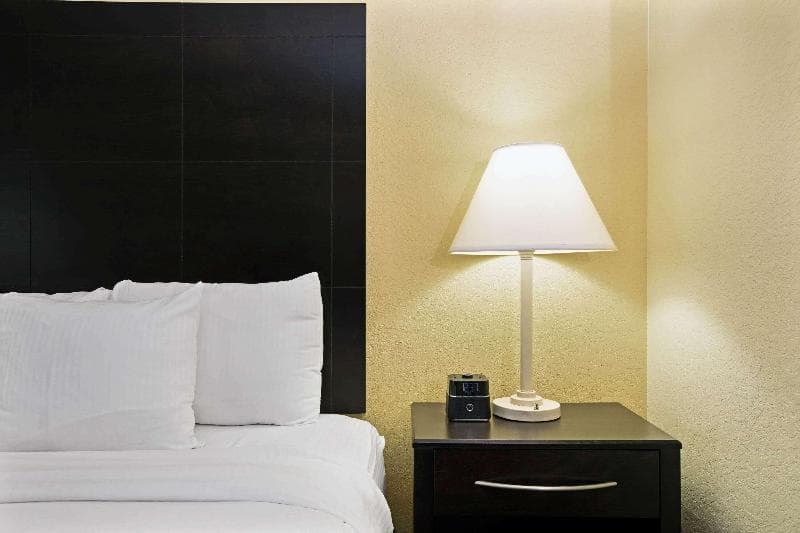La Quinta Inn & Suites by Wyndham Salina 4