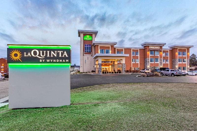 La Quinta Inn & Suites by Wyndham Cullman 4