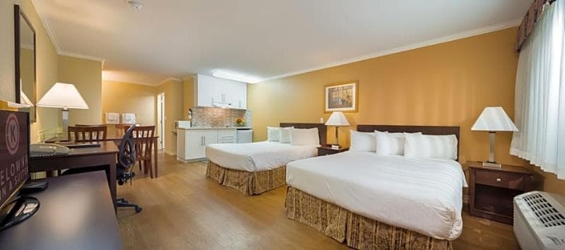 Econo Lodge Inn & Suites 2