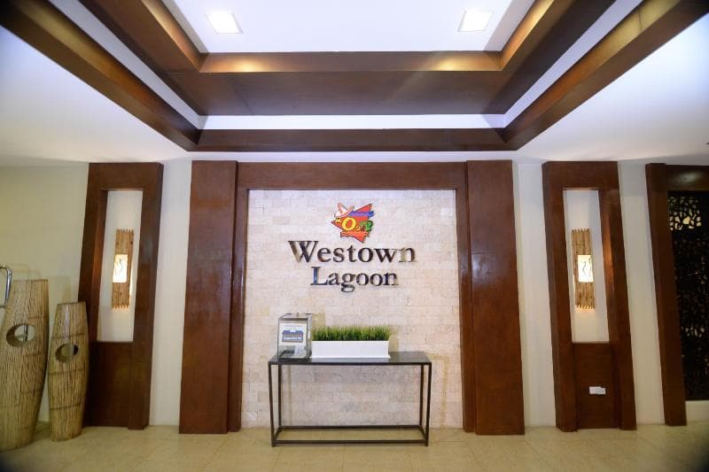 Mo2 Westown Lagoon Coron photo 1
