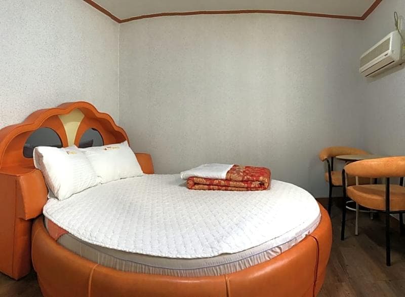 J Motel 4
