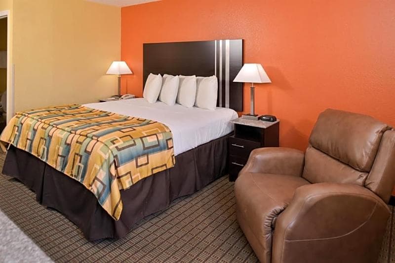 Douglas Inn And Suites 3