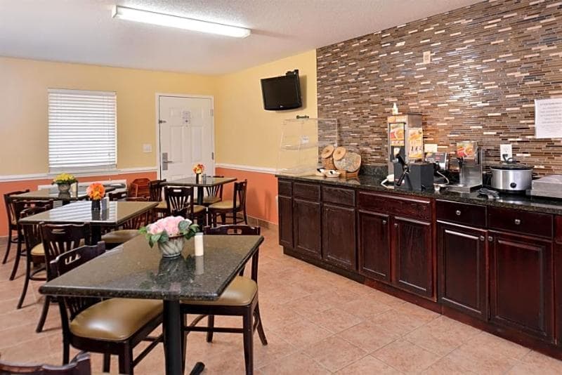 Douglas Inn And Suites 5