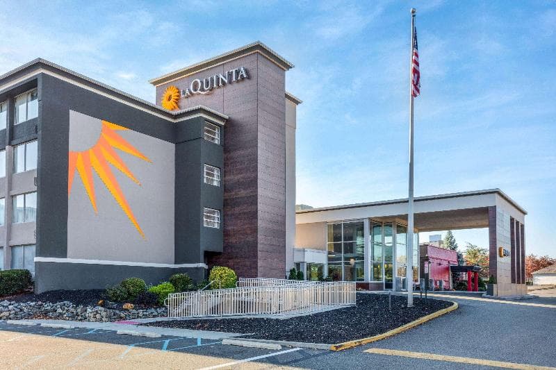 La Quinta Inn & Suites by Wyndham Clifton/Rutherford 3
