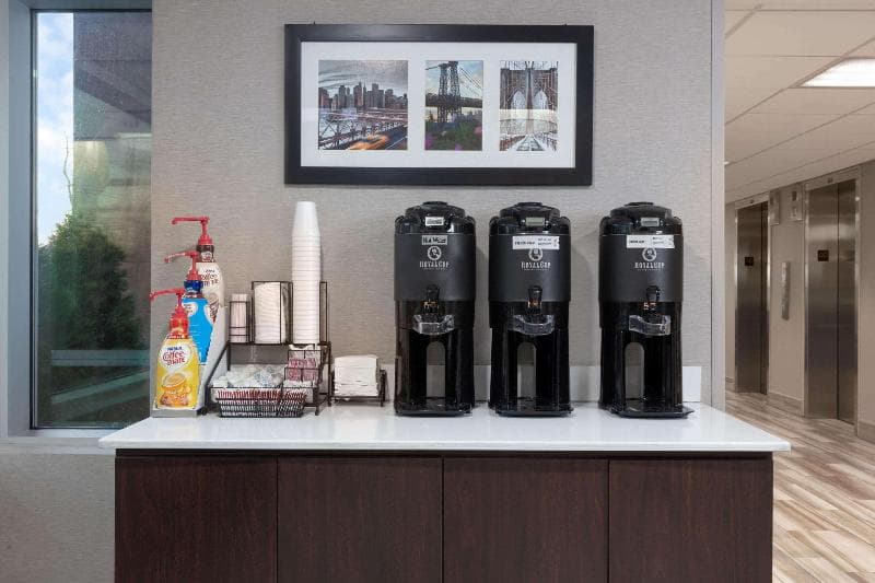 La Quinta Inn & Suites by Wyndham Clifton/Rutherford 5