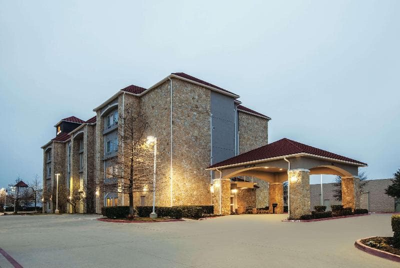 La Quinta Inn & Suites by Wyndham Mansfield TX 2