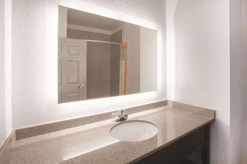 La Quinta Inn & Suites by Wyndham Mansfield TX 4