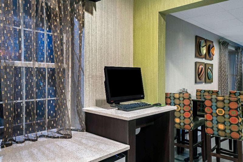 La Quinta Inn & Suites by Wyndham Lebanon photo 1