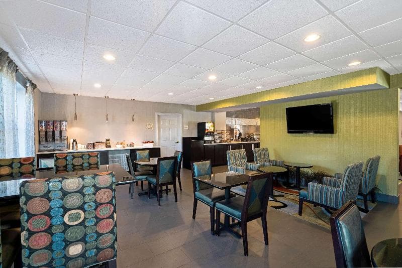 La Quinta Inn & Suites by Wyndham Lebanon 3