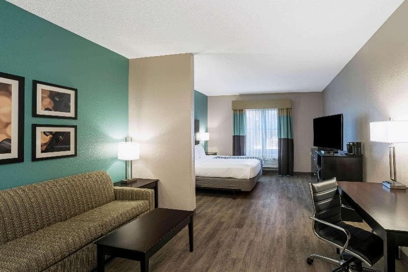 La Quinta Inn & Suites by Wyndham Lebanon 5