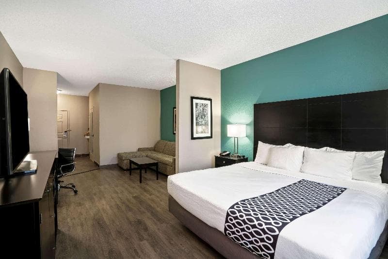 La Quinta Inn & Suites by Wyndham Lebanon 4